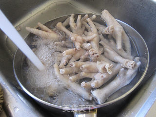 海带鸡脚汤的做法步骤：1