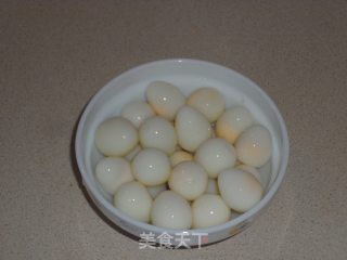 鹌鹑蛋烧肉的做法步骤：1