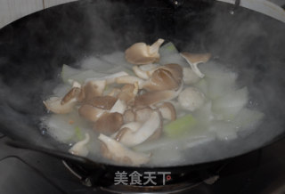 墨斗鱼丸鲜汤的做法步骤：6