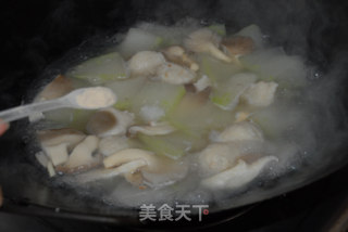墨斗鱼丸鲜汤的做法步骤：8