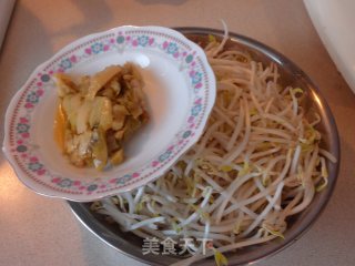 榨菜炒银芽的做法步骤：1