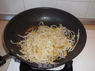 榨菜炒银芽的做法步骤：5