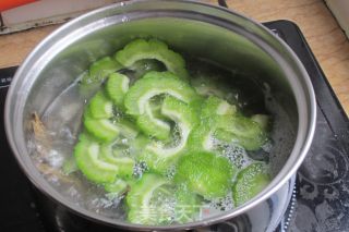 鱼干煮苦瓜的做法步骤：5