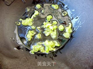 【炸酱面 花样做】素炒玉米粒炸酱面的做法步骤：2