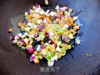 【炸酱面 花样做】素炒玉米粒炸酱面的做法步骤：3