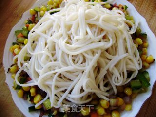 【炸酱面 花样做】素炒玉米粒炸酱面的做法步骤：7