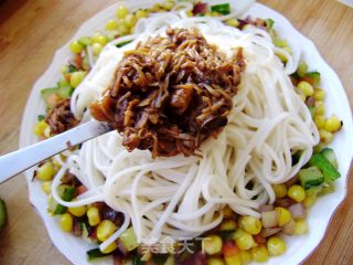 【炸酱面 花样做】素炒玉米粒炸酱面的做法步骤：12