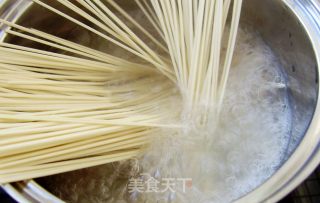 【炸酱面 花样做】西红柿鸡蛋炸酱面的做法步骤：5