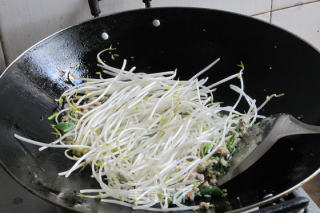 肉末芽菜炒河粉的做法步骤：5