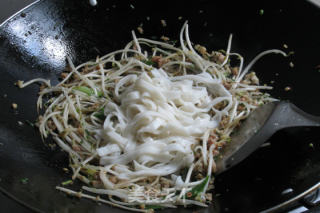 肉末芽菜炒河粉的做法步骤：6