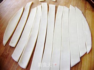 【炸酱面 花样做】五彩猫耳炸酱面的做法步骤：2