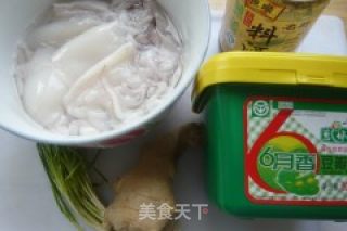 【炸酱面，花样做】酱爆鱿鱼面的做法步骤：1