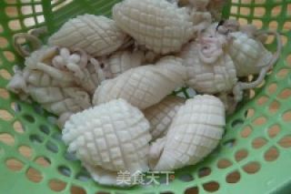 【炸酱面，花样做】酱爆鱿鱼面的做法步骤：3