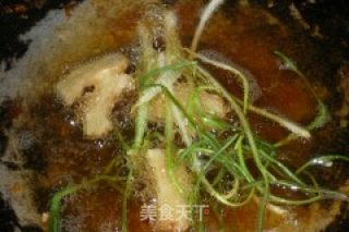 【炸酱面，花样做】酱爆鱿鱼面的做法步骤：4