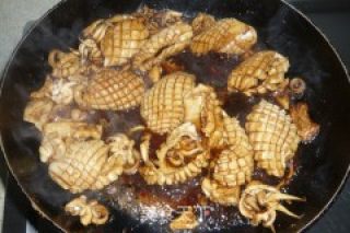 【炸酱面，花样做】酱爆鱿鱼面的做法步骤：6