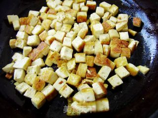 【炸酱面 花样做】辣炒豆腐炸酱面的做法步骤：2