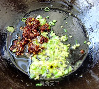 【炸酱面 花样做】辣炒豆腐炸酱面的做法步骤：4