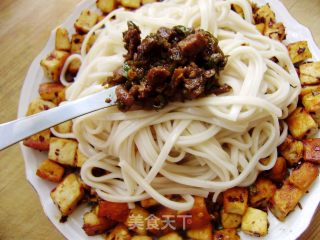 【炸酱面 花样做】辣炒豆腐炸酱面的做法步骤：14
