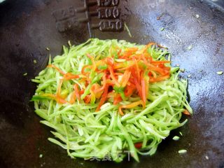 【炸酱面 花样做】双丝炸酱面的做法步骤：4