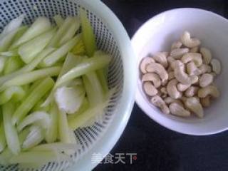 腰果炒芹菜的做法步骤：2