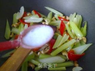 腰果炒芹菜的做法步骤：7