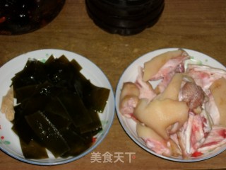 海带炖猪蹄的做法步骤：1