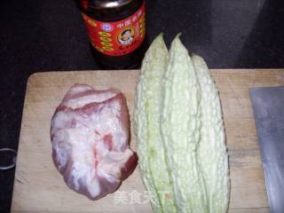 新吃法---鼓香苦瓜炒肉的做法步骤：1