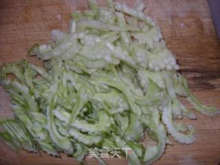 新吃法---鼓香苦瓜炒肉的做法步骤：3