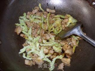 新吃法---鼓香苦瓜炒肉的做法步骤：8