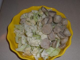 香菇肉丸炒菜花的做法步骤：2