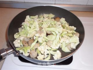 香菇肉丸炒菜花的做法步骤：4
