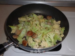 香菇肉丸炒菜花的做法步骤：5