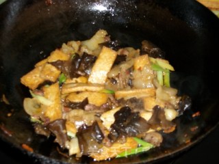 家常豆腐（豆腐回锅肉）的做法步骤：7