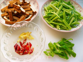 芹菜香干的做法步骤：2