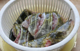 湘鄂结合的新派蒸菜 剁椒粉蒸鲶鱼的做法步骤：1