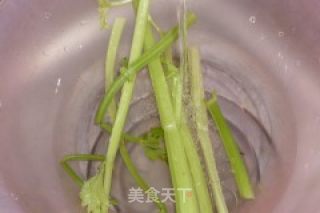 西芹拌腐竹的做法步骤：2