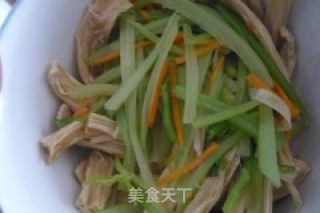 西芹拌腐竹的做法步骤：6