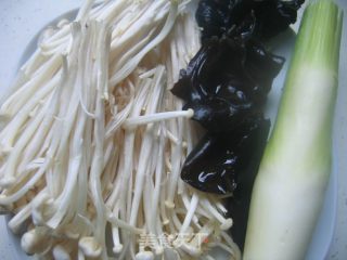茭白金针菇的做法步骤：1