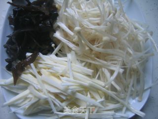 茭白金针菇的做法步骤：2