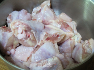 肉荤：板栗烧鸡翅的做法步骤：1