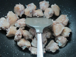肉荤：板栗烧鸡翅的做法步骤：6