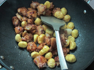 肉荤：板栗烧鸡翅的做法步骤：9