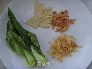 【炸酱面，花样做】：海鲜炸酱面的做法步骤：1