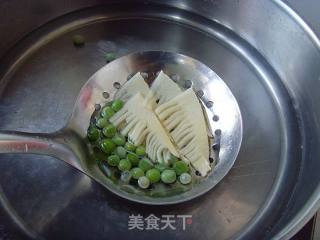 【炸酱面，花样做】：海鲜炸酱面的做法步骤：3