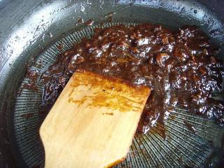 【炸酱面，花样做】：海鲜炸酱面的做法步骤：9