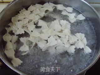 【炸酱面，花样做】：海鲜炸酱面的做法步骤：10