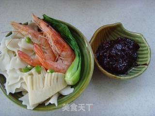 【炸酱面，花样做】：海鲜炸酱面的做法步骤：12