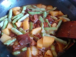 【家常菜】芸豆土豆红烧肉的做法步骤：7