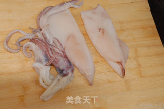 爆炒鱿鱼卷的做法步骤：1