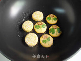 爱不释手—迷你豆沙南瓜饼的做法步骤：14